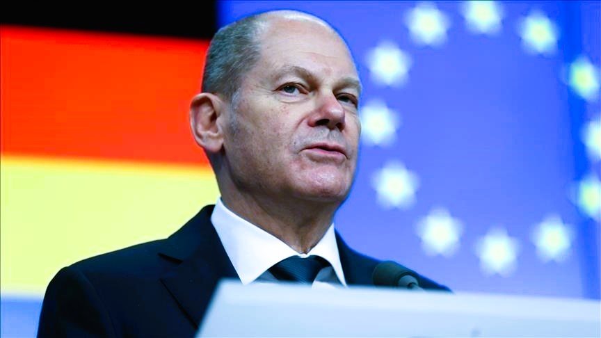 أمن أوروبا على المحك: المستشار الألماني يشجب التدخل الأمريكي في الانتخابات