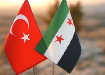 لم تتأسس الحدود التركية–السورية على تطور طبيعي لعلاقات جوار مستقرة، بل تشكّلت في سياق ترتيبات دولية أغلقت فضاءً جغرافياً كان متداخلاً إدارياً واقتصادياً واجتماعياً على امتداد قرون